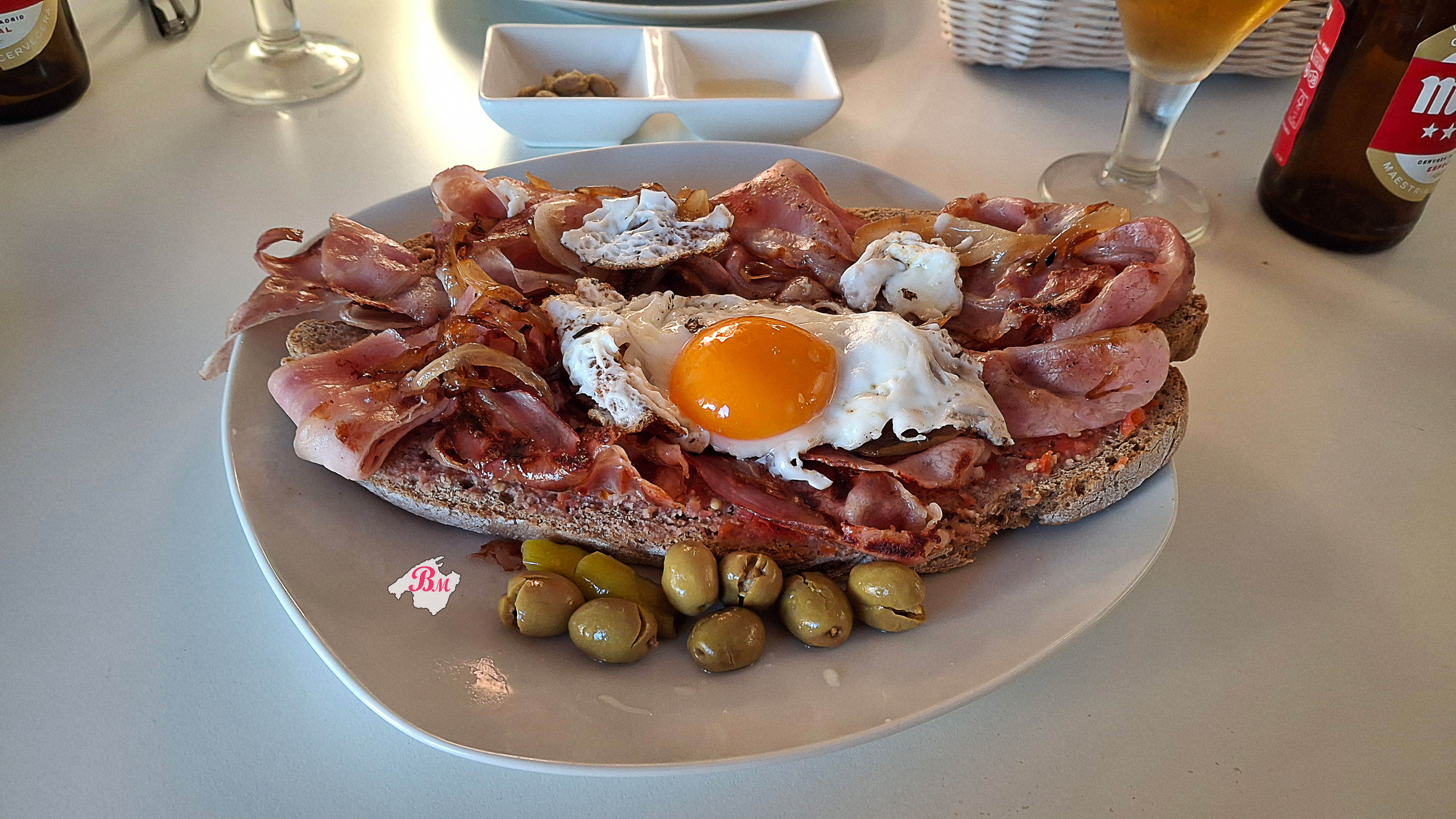 Disfrutamos una buena merienda en Sa Petita