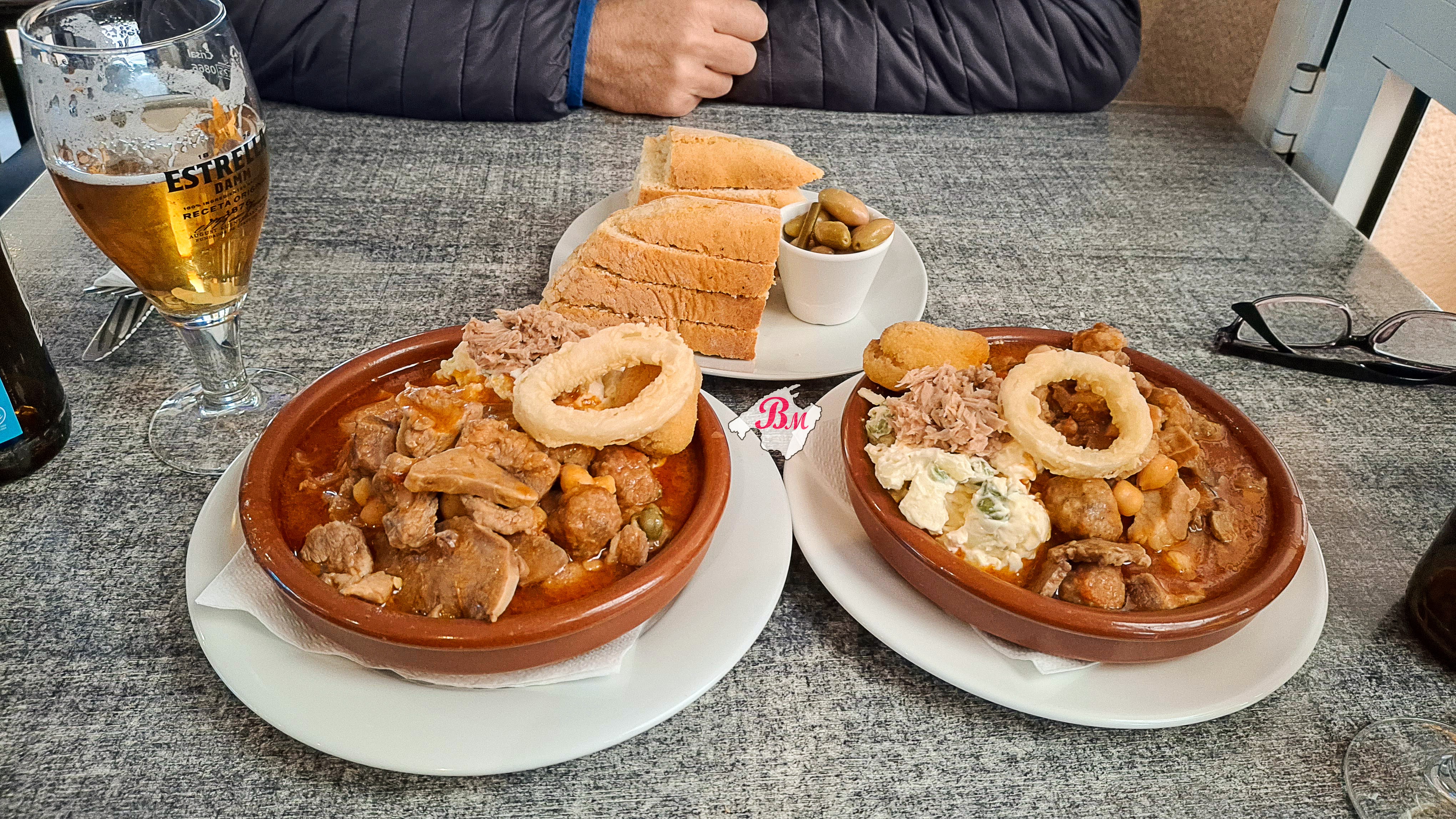 Merendamos dos variados en el Bar Els Arcs
