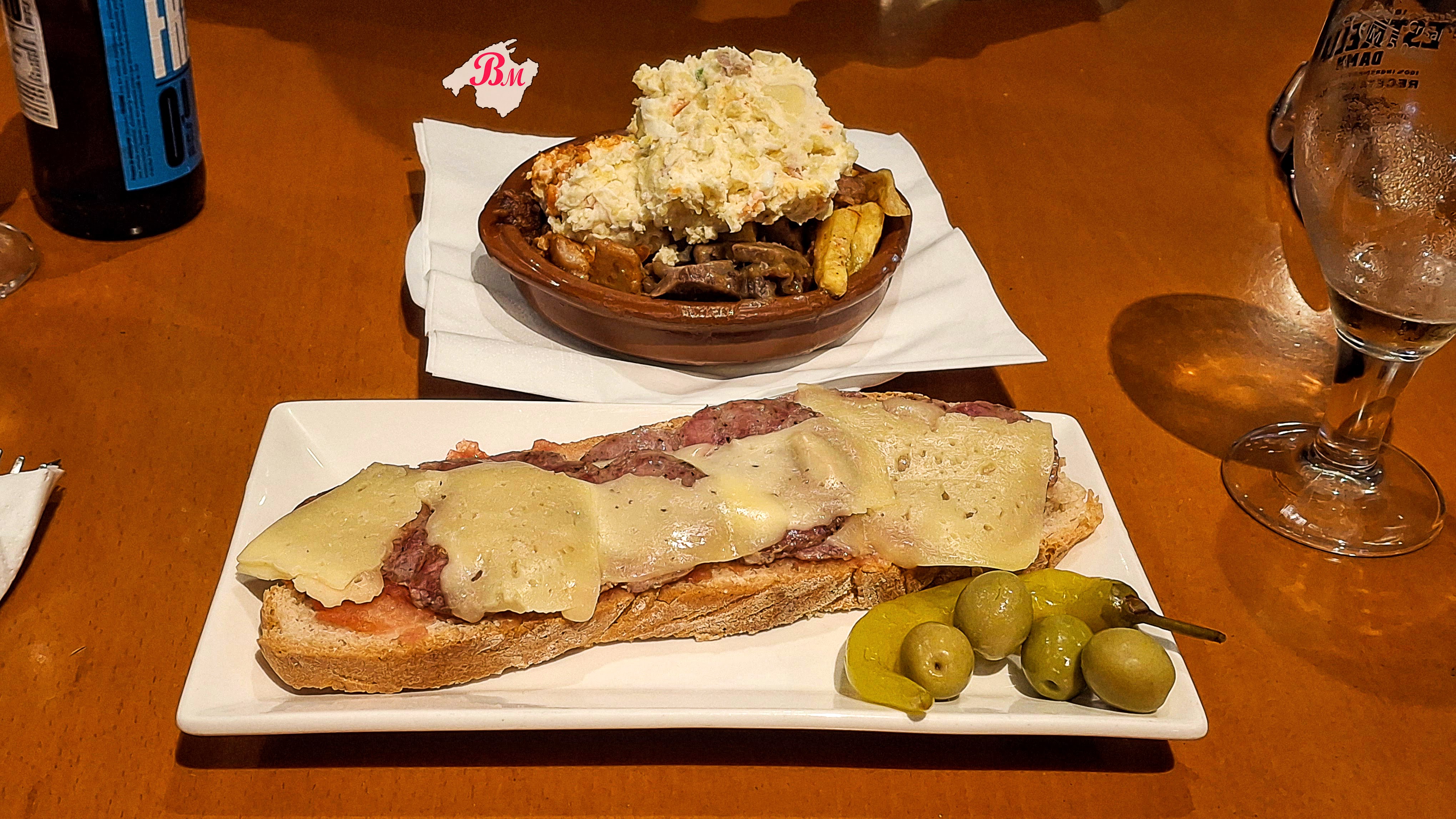 Merendamos un variado y un pa amb oli en Artà