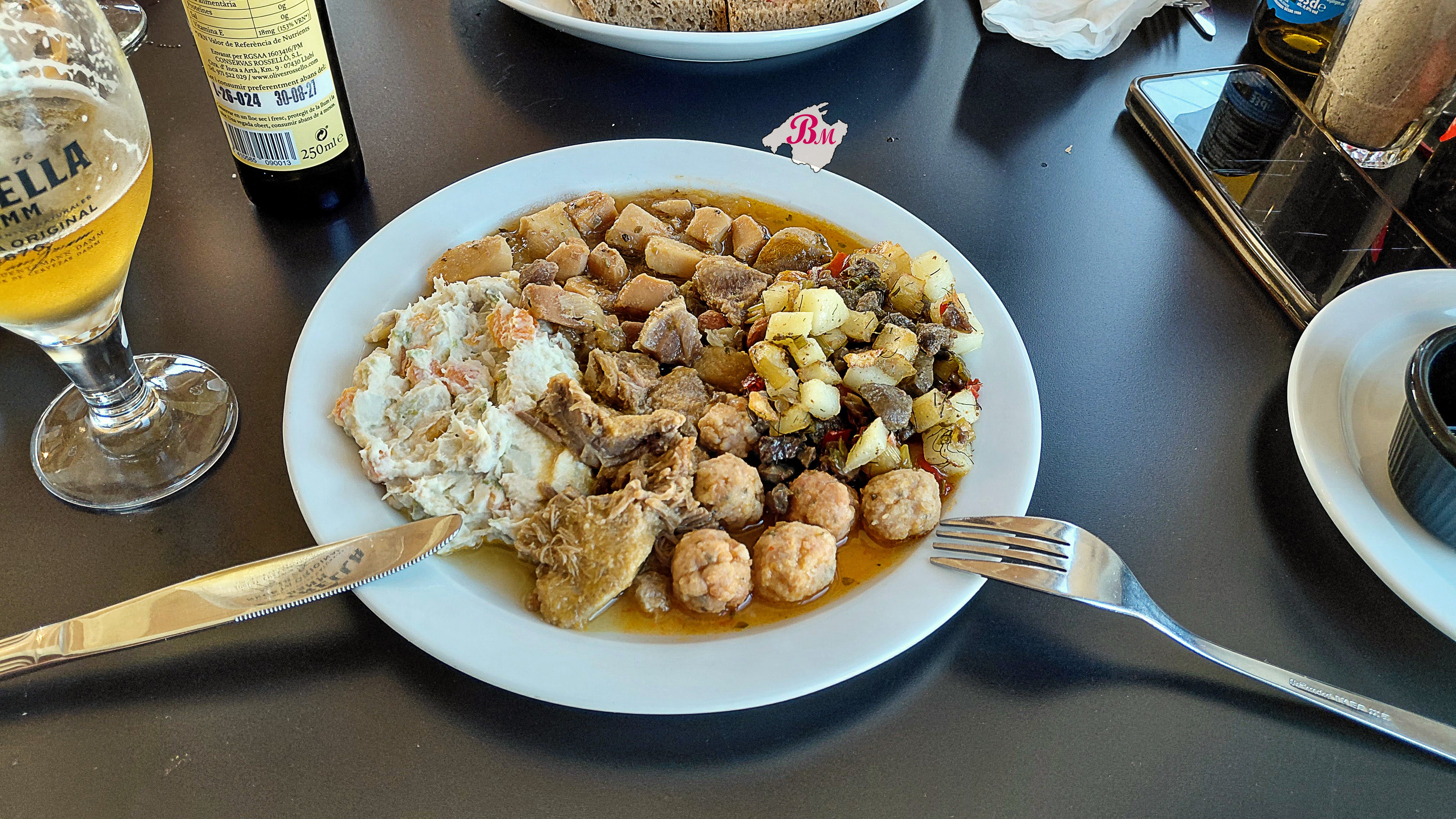 Disfrutamos una buena merienda en el restaurant Ses Comes